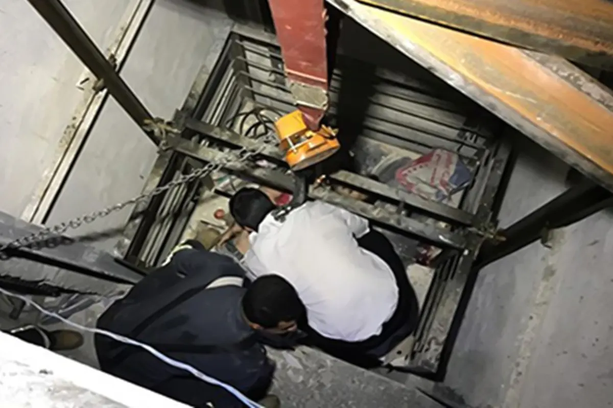 نجات جان مرد جوان از چاه آسانسوری در یزد