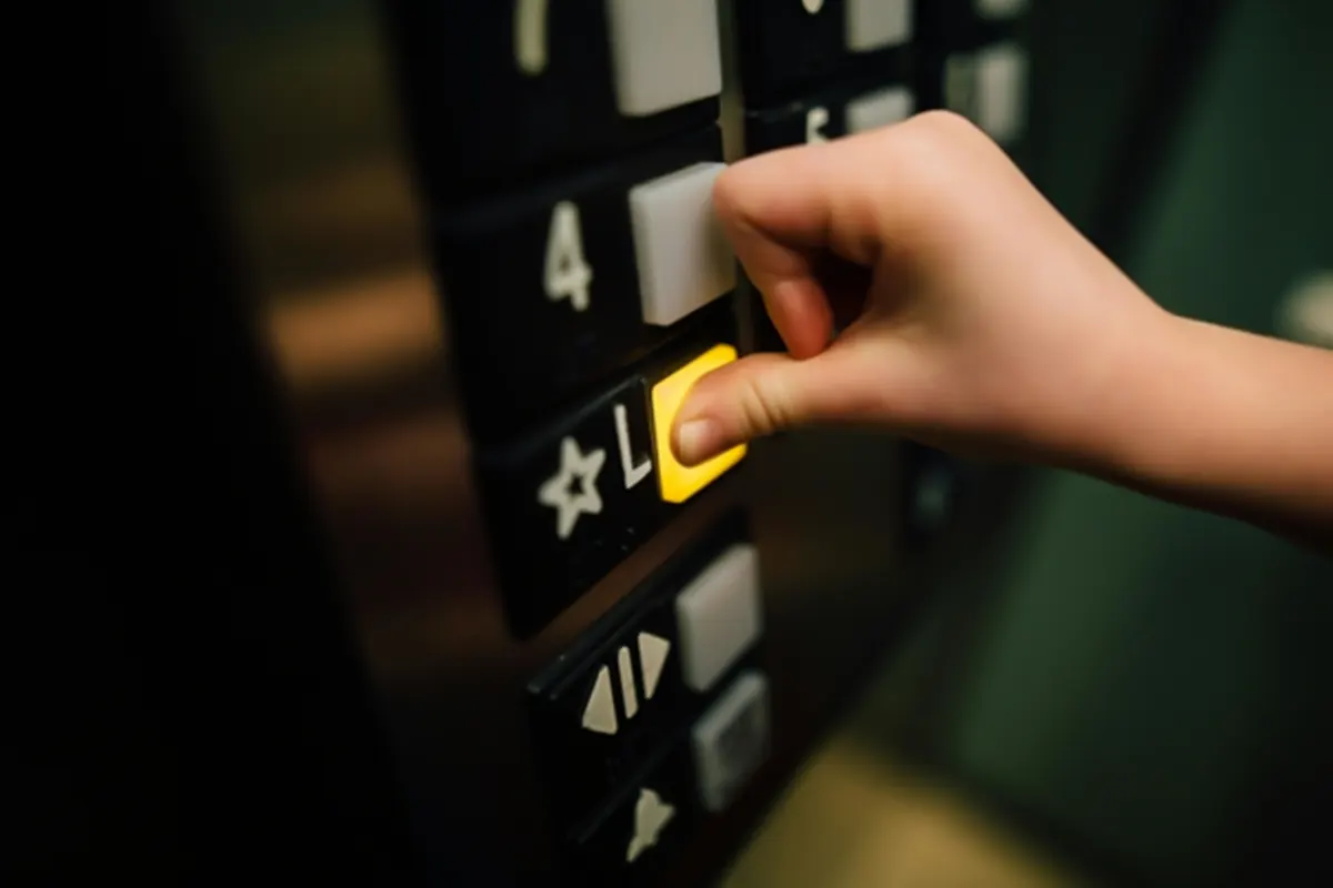 Children locked in an elevator in Kuala Lumpur for ۲ hours
