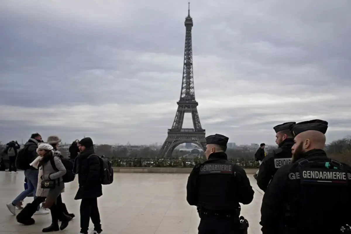 Eiffel Tower elevator catches fire, 1,200 tourists evacuated