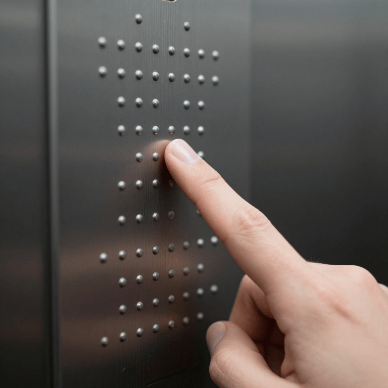 اهمیت استفاده از خط بریل در آسانسورها
